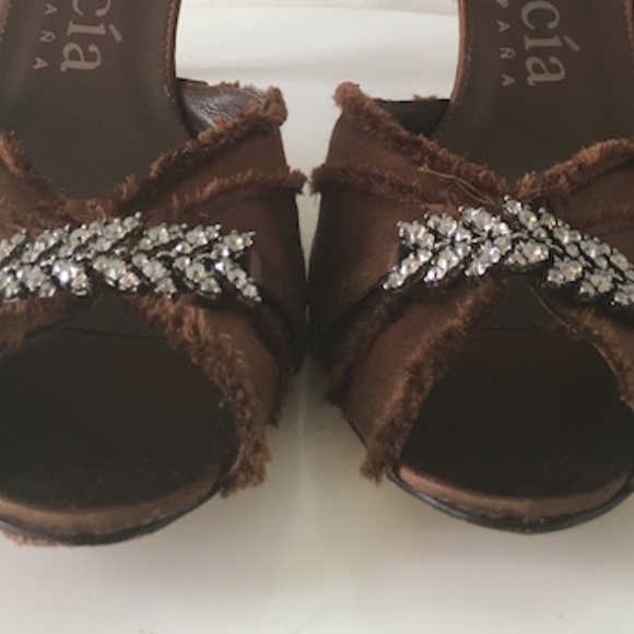 PEDRO GARCIA FRAYED SATIN SILK OPEN TOE HEELS W/ VINTAGE BROOCH SZ 42/US 11 - Picture 5 of 8